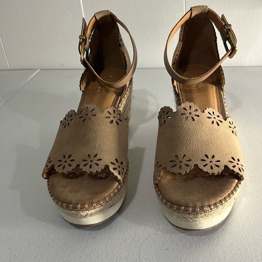 Never worn Crown Vintage taupe color sandals. Size 8